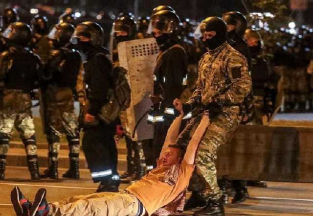 На фото, ставшем символом протестов в Беларуси, силовики тащат российского пропагандиста
