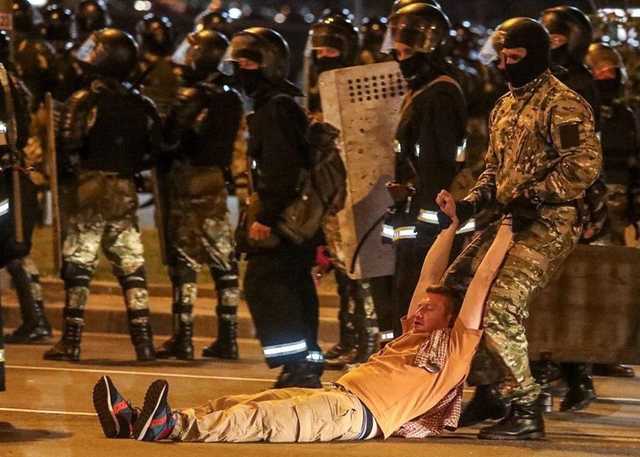 Протести в Білорусі: у Мінську знову почали масово затримувати громадян