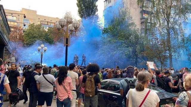 Под офисом генпрокурора требуют отставки Венедиктовой