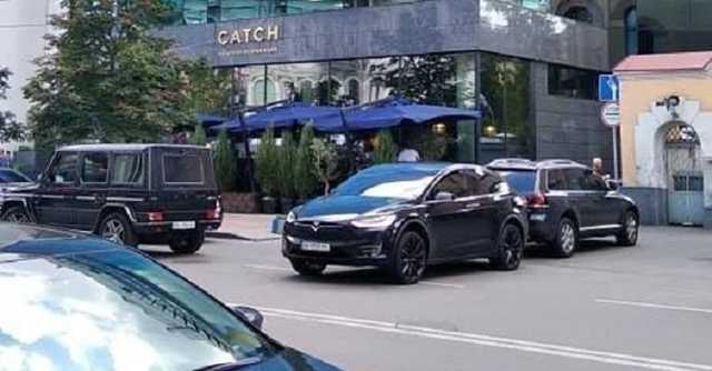 В Киеве сгорела Tesla экс-главы ОП Богдана