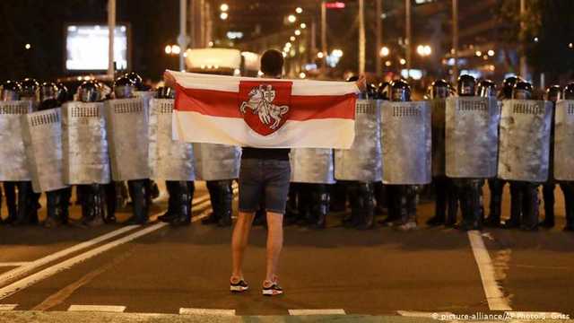 Легковий автомобіль в’їхав у натовп силовиків у Мінську: “Здохни, сука!”