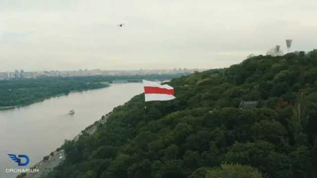 Над Киевом подняли бело-красный флаг в знак солидарности с белорусами