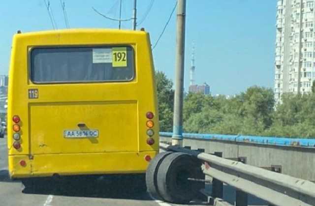 В Киеве у маршрутки прямо на дороге оторвалась задняя ось