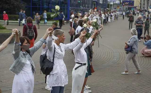 «Остановите насилие!»: В Минске сотни женщин с цветами образовали живую цепь