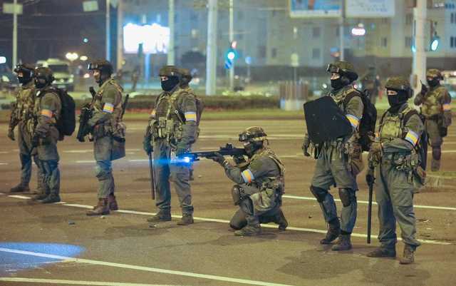 В Беларуси силовики выбрасывают форму в знак протеста