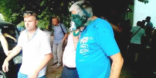 Активисты поймали в Конотопе члена Единой России, приехавшего из Крыма за загранпаспортом