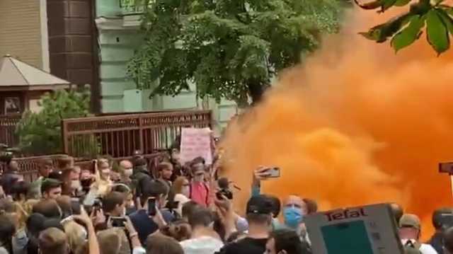 В Киеве во время протестов бросили файер в здание посольства Беларуси