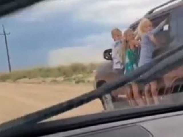 Дети ехали на подножке авто: в Кирилловке мужчина устроил опасное развлечение с детьми