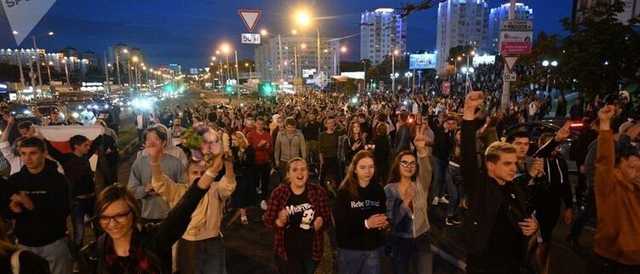В центре Минска первый вечер протестующих не бьет милиция