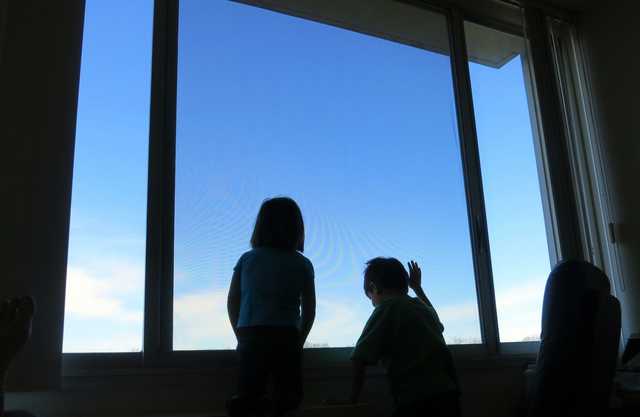 В Киеве маленькие дети позвали на помощь из окна, чтобы спасти дедушку