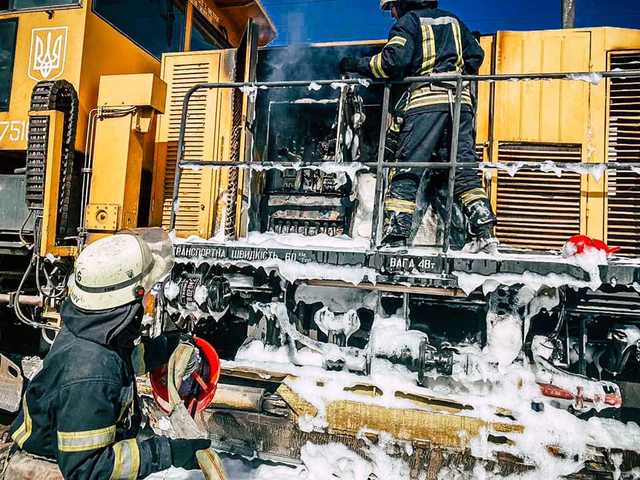 На залізниці у Києві згорів локомотив