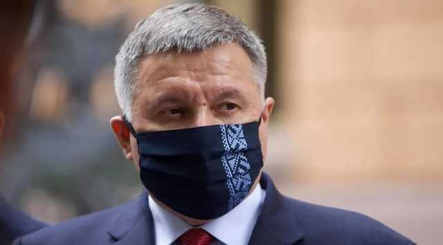 В МВД рассказали, сколько человек Аваков наградил оружием при президентстве Зеленского