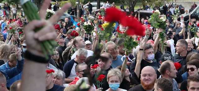 В Минске тысячи людей пришли проститься с первой жертвой протестов