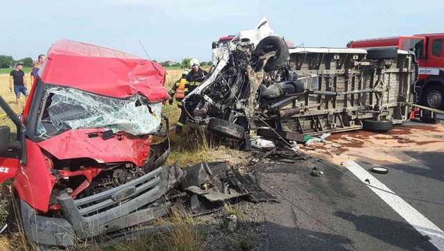 В Чехии при столкновении двух микроавтобусов погибли два брата-украинца, третий - в больнице