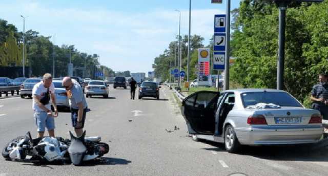 На Житомирской трассе произошло жесткое столкновение BMW в байком