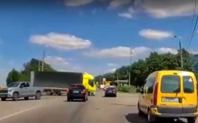 В Харькове фура на скорости влетела в легковушку