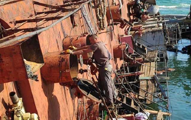 Подъем танкера в Одессе осложняется погодой и характером дна, – СМИ