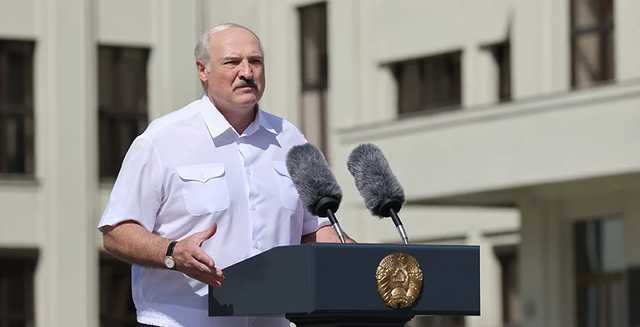 Даже когда я буду мертвым, не позволю отдать страну, - Лукашенко