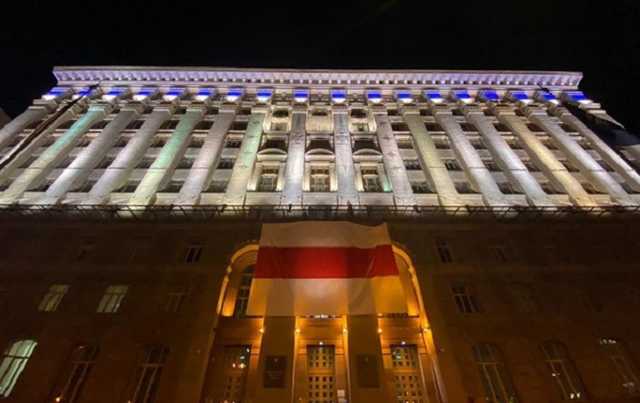 На здании КГГА повесили флаг белорусского протеста
