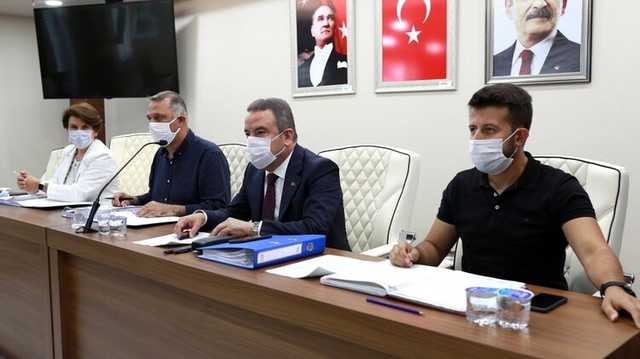 В Турции мэр курортной Антальи заразился коронавирусом