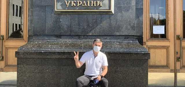 Мэр Умани пришел на Банковую со спальным мешком: требует встречи с Зеленским