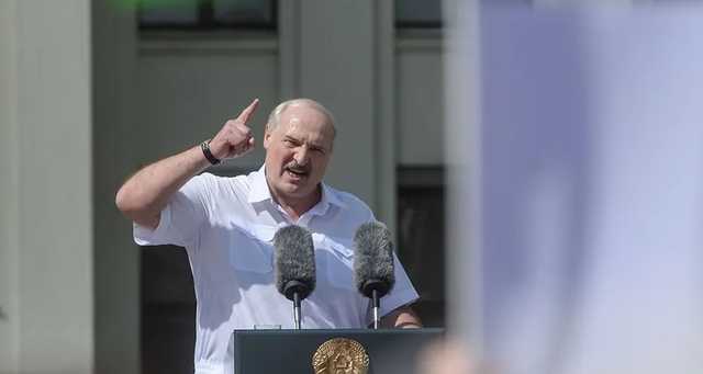 Лукашенко или позорно сбежит, или будет просить Путина ввести войска