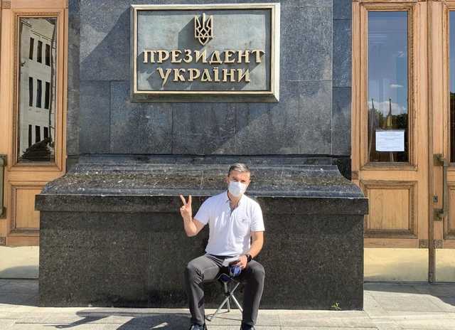 “Укусил комар”: мэр Умани рассказал, как провел ночь у порога Офиса президента