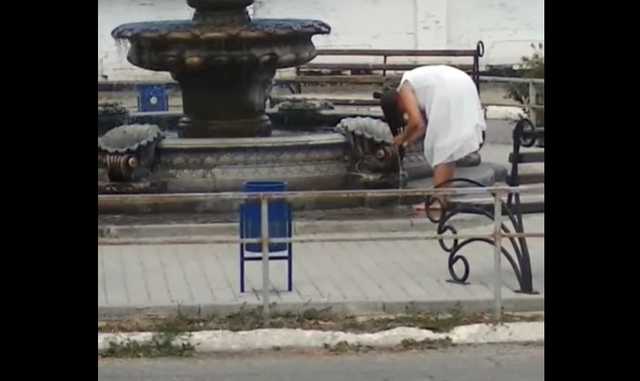 Под Запорожьем женщина в фонтане помыла голову