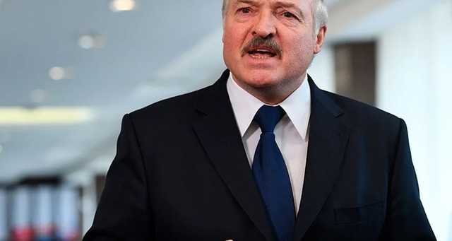 Лукашенко назвал оппозицию "черной сотней" и пообещал ей метлы и лопаты