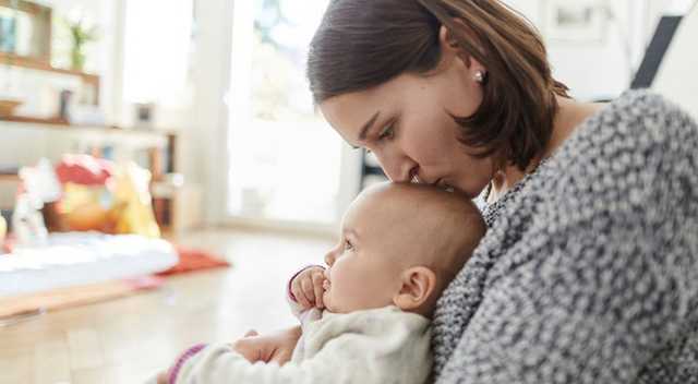 Скандал: у матерей-одиночек требуют вернуть полученную на детей помощь