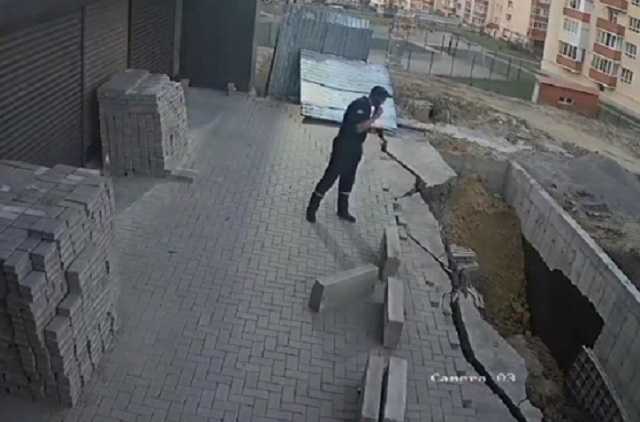 В Хмельницком многоэтажка едва не ушла под землю