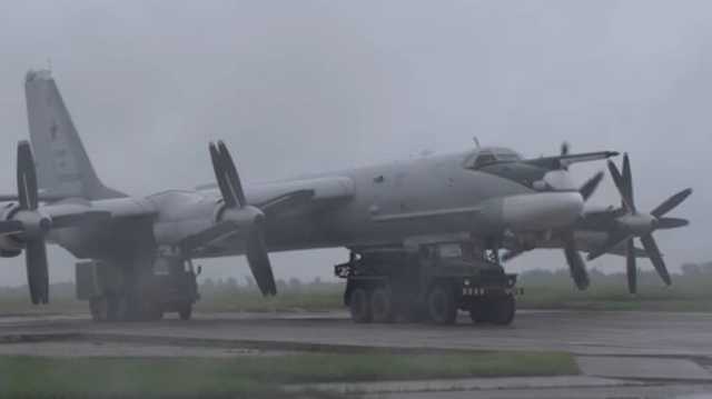 Опубликовано видео полета российских ракетоносцев Ту-95МС над Японским морем