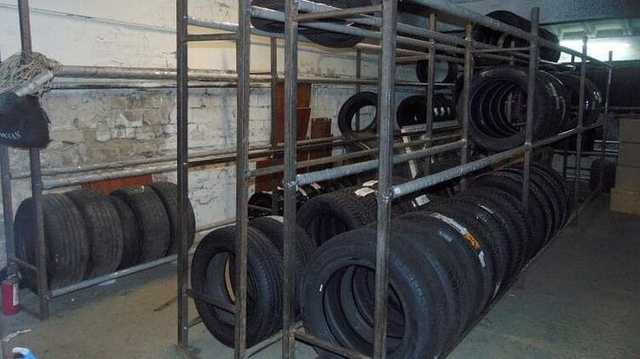 Юный сотрудник склада в Киеве вынес из цеха сотни шин и продал их