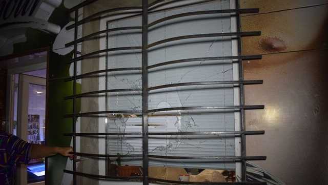 Ночью в Николаеве неизвестные выстрелили из ружья в окно магазина и скрылись