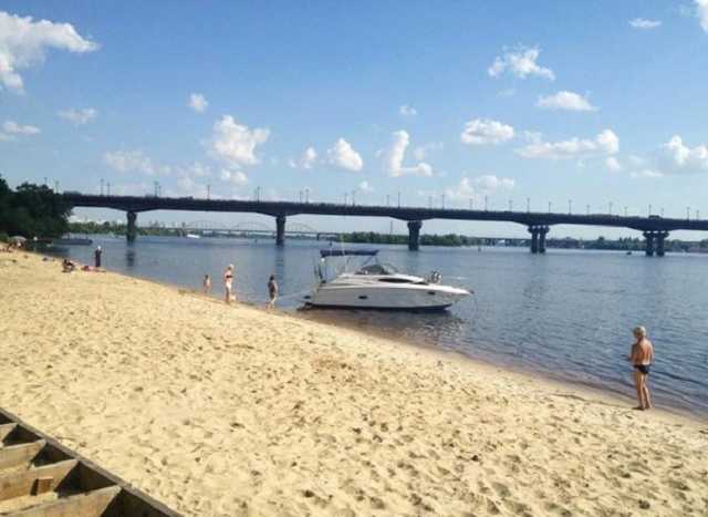 Киевлянам из-за жары запретили купаться на большинстве пляжей