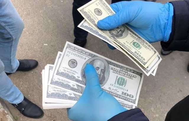 Слідчі поліції Київщини "погоріли" на хабарі в $7 тисяч