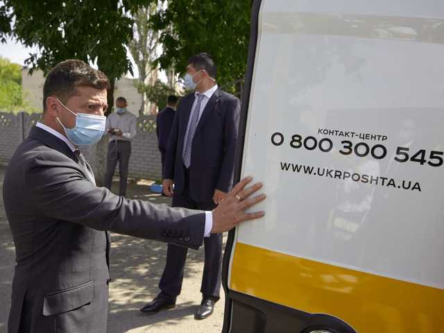 Президент Печкин. Украинцы высмеяли Зеленского, разносящего почту