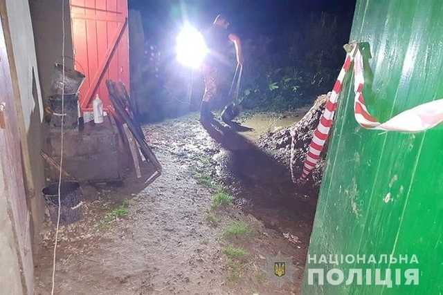 На Тернопольщине женщина родила, выбросила ребенка в дворовой туалет и пошла спать