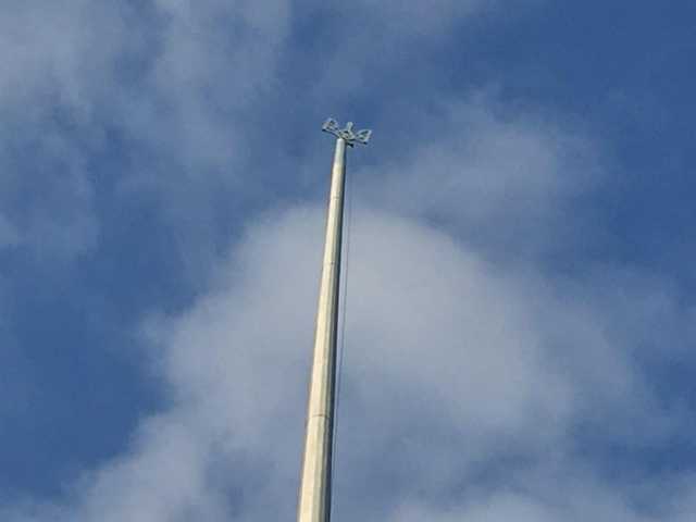 В Киеве на флагштоке у Родины-матери криво установили герб Украины