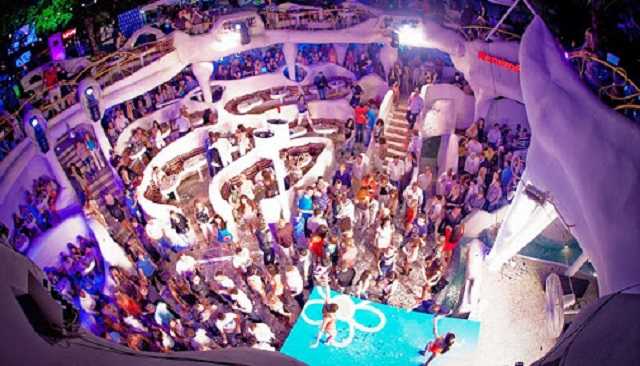 В Одессе клуб попался на нарушении карантина: публику развлекал российский артист