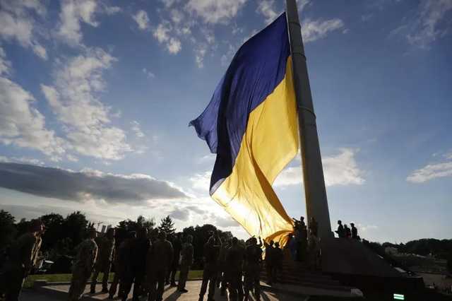 В Киеве открыли мемориал, где подняли самый большой флаг Украины