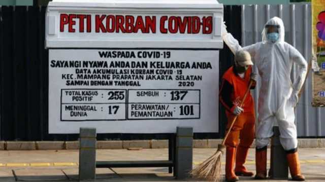В столице Индонезии установили гроб, чтобы люди серьезнее относились к COVID-19