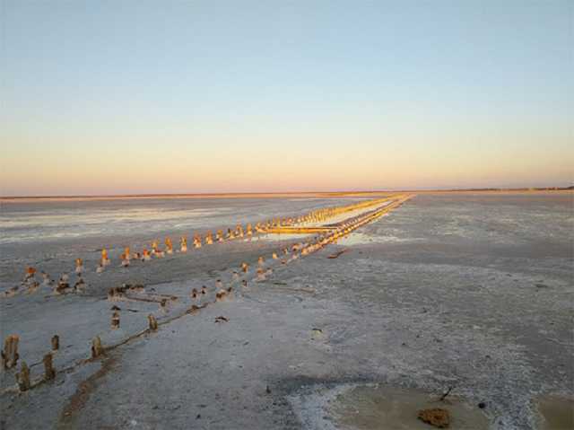 Осталась только соль: под Евпаторией пересохло живописное озеро