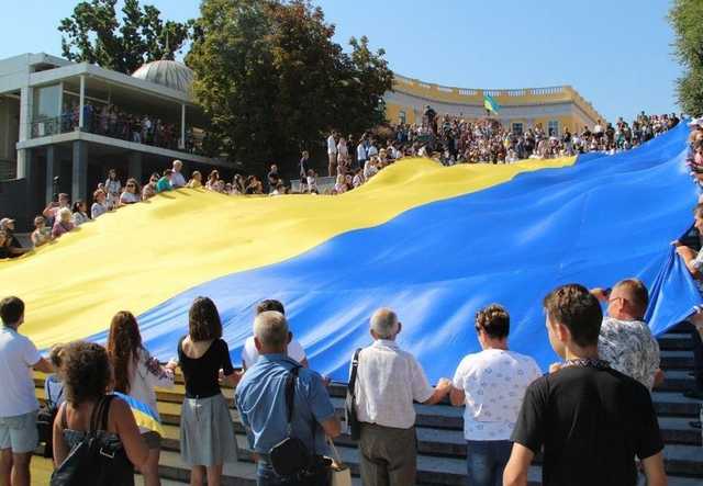В Одесі над Потьомкінськими сходами розгорнули 29-метровий прапор України