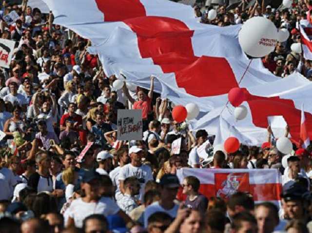 В Минске тысячи людей вышли на протесты и скандируют "Жыве Беларусь"