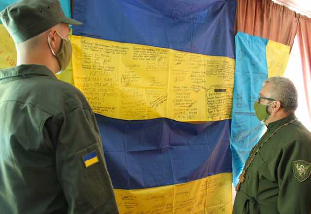 Гвардійський капелан ПЦУ представив на виставці 50 прапорів із передової