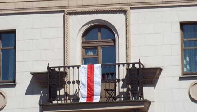 В Минске «титушки» снимают бело-красно-белые флаги с домов