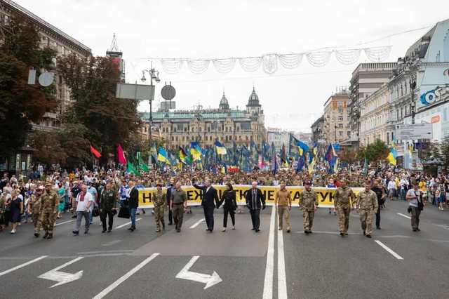Использовал Марш защитников для пиара: Вокруг участия Порошенко в шествии разразился скандал