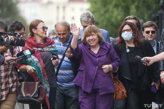 Нобелевская лауреатка Алексиевич заявила о необходимости привлечь Путина к делам Беларуси