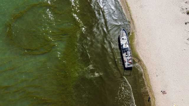 В Затоке на пляж выбросило корабль